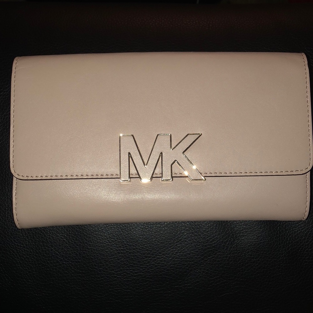 Michael Kors Wallet !!NEVER BEEN USED!!